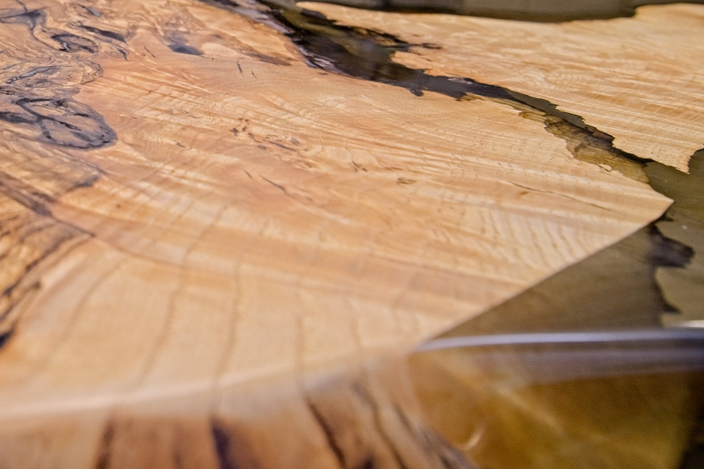 Massivholztisch aus Esche mit Epoxidharz