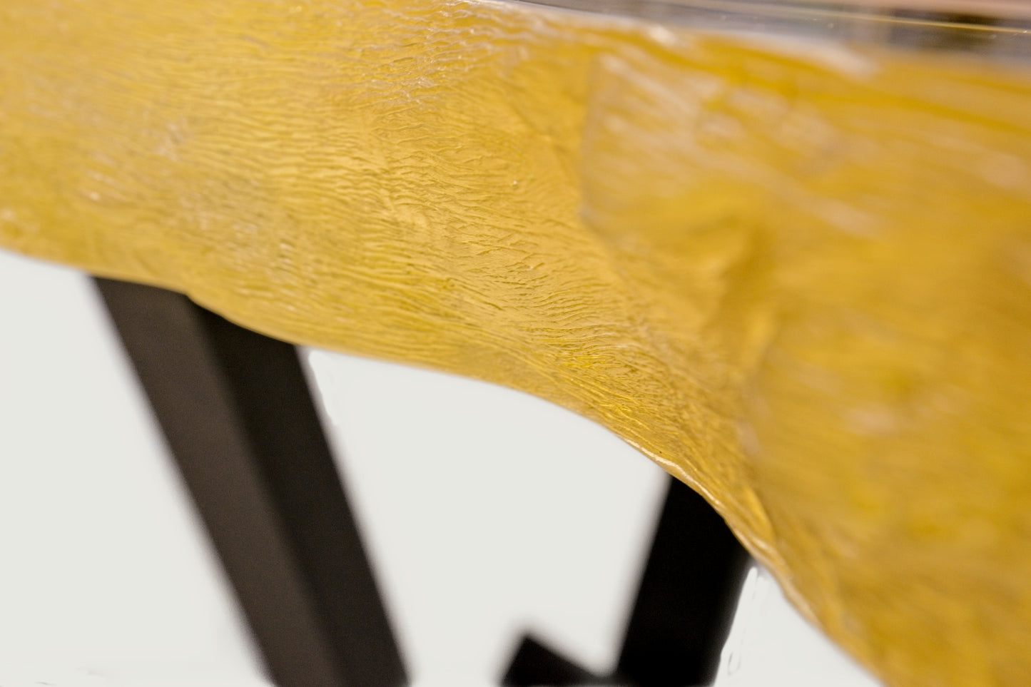 Massivholztisch aus Walnuss mit Epoxidharz