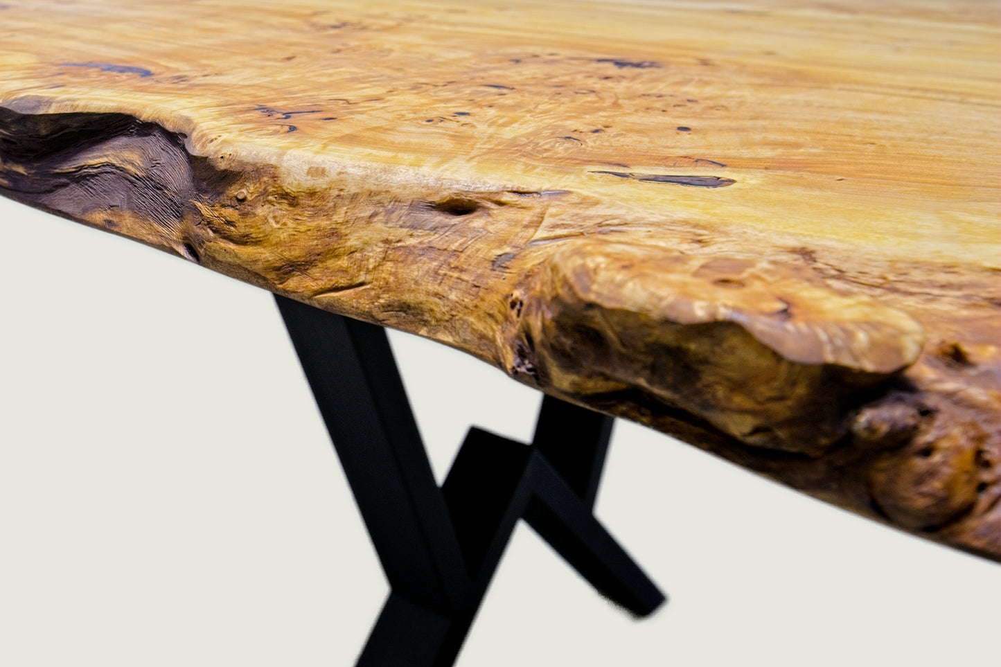 Massivholztisch aus Poplar Burl mit Epoxidharz