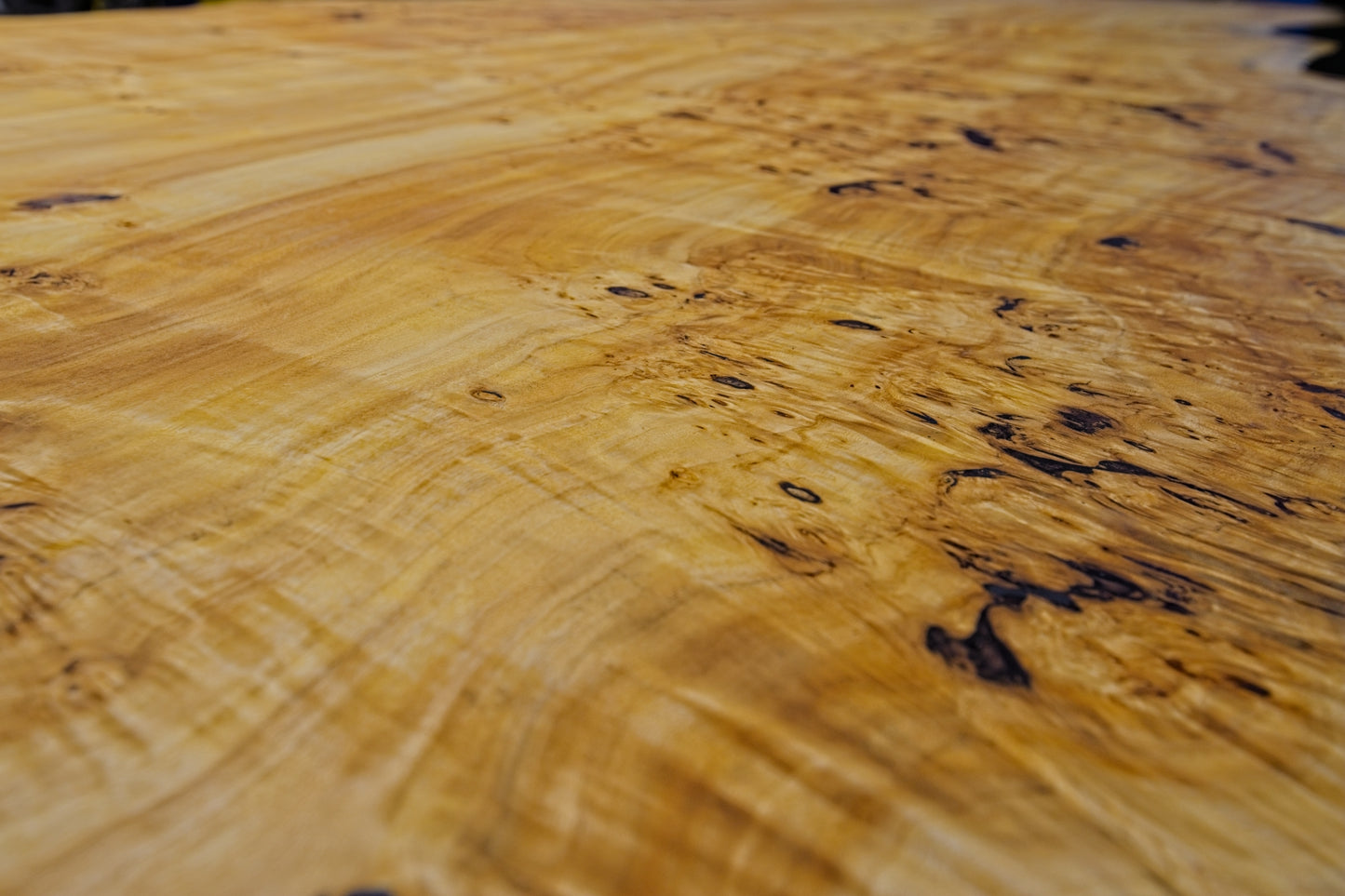 Massivholztisch aus Poplar Burl mit Epoxidharz