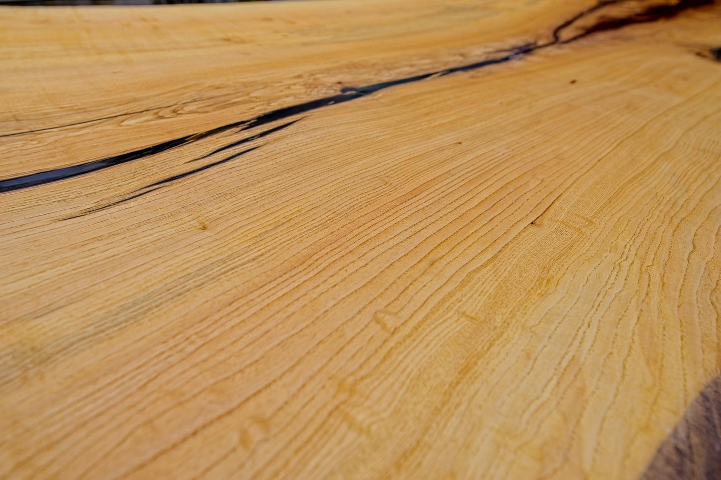 Massivholztisch aus Esche mit Epoxidharz