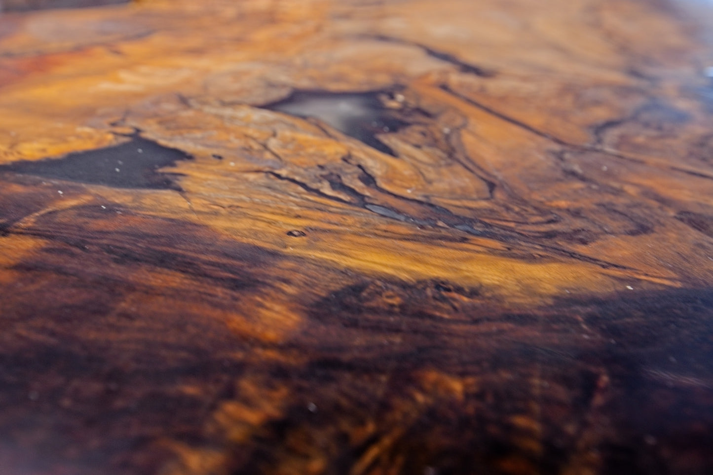 Massivholztisch aus Walnuss mit Epoxidharz