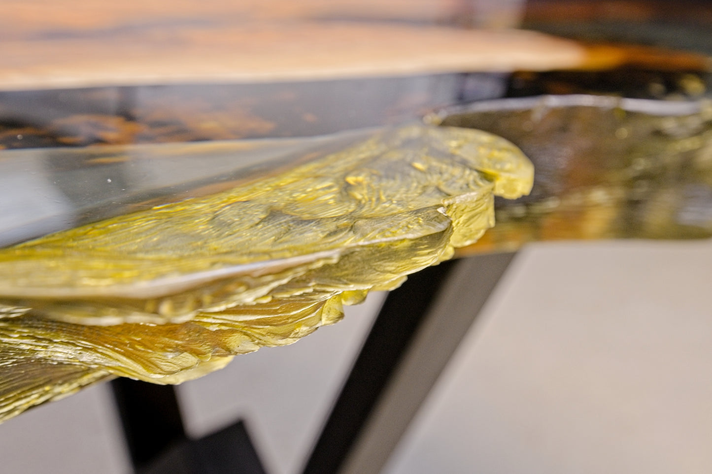 Massivholztisch aus Walnuss mit Epoxidharz