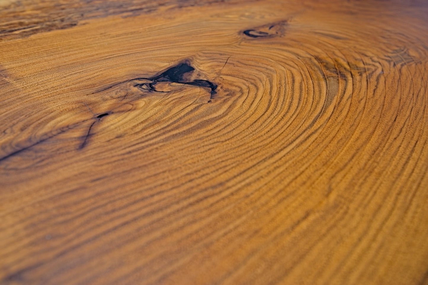 Massivholztisch aus Walnuss mit Epoxidharz