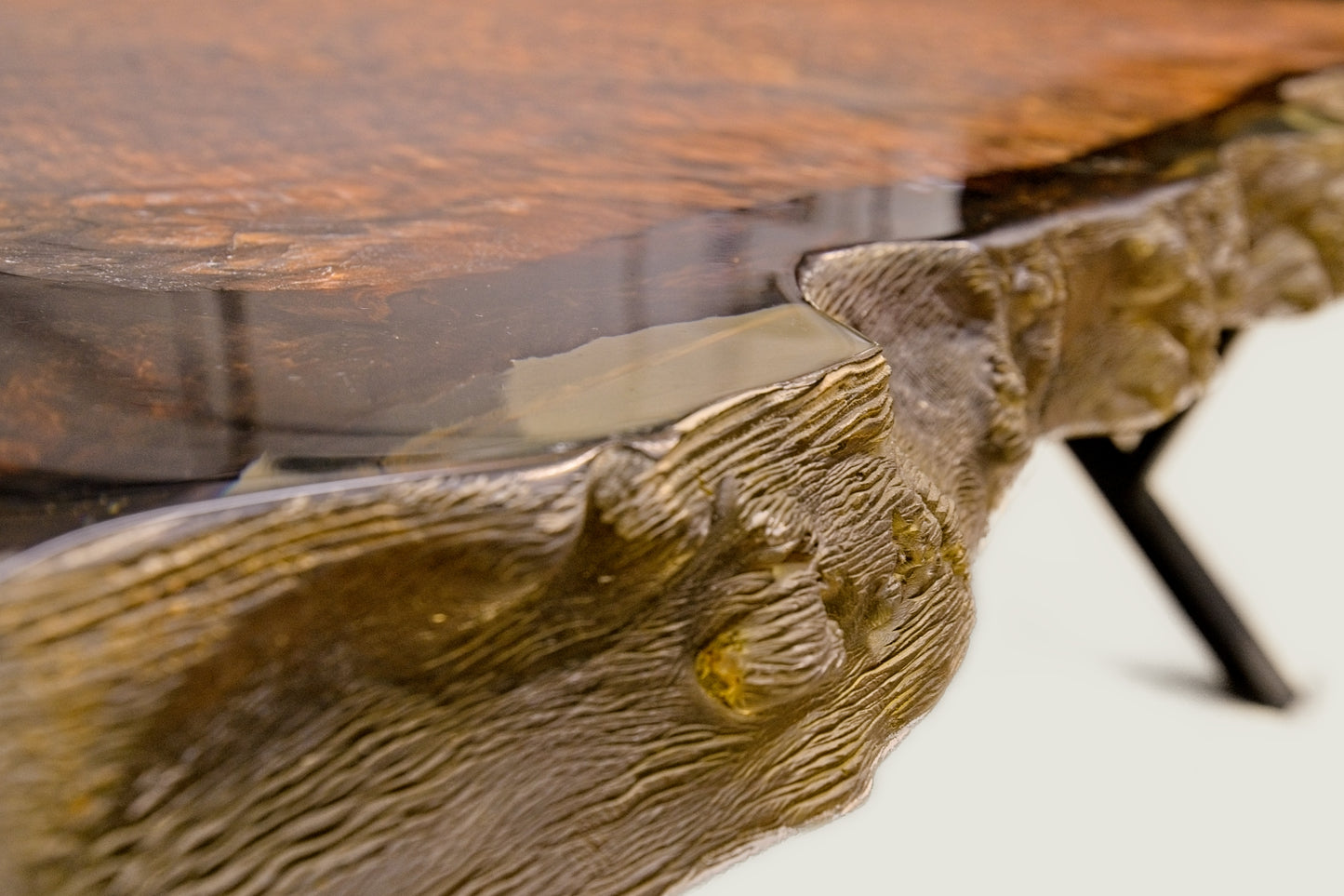 Massivholztisch aus Walnuss mit Epoxidharz